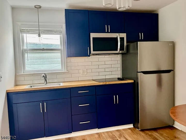 8 Newton Ave — Photo 2