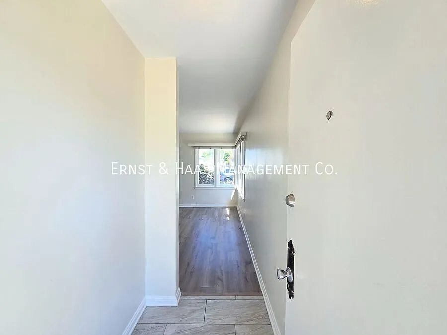 Beautiful Duplex Apartment in Prime Bixby Knolls Area! — Photo 2