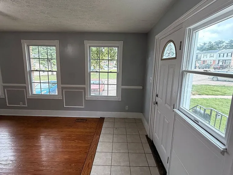 556 Burlington Ct — Photo 4