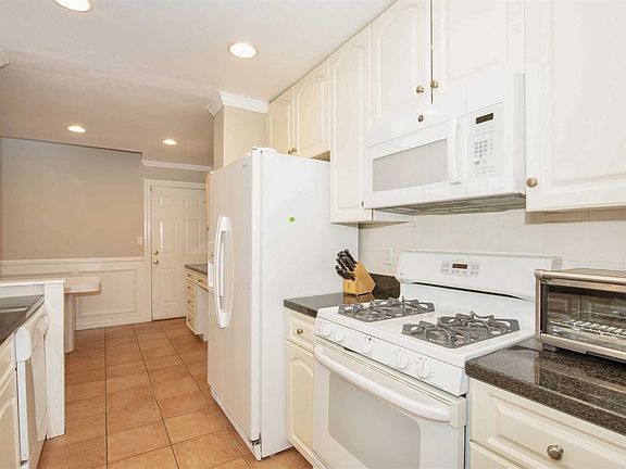 5th image of 1930 Sunrise Hwy APT 36