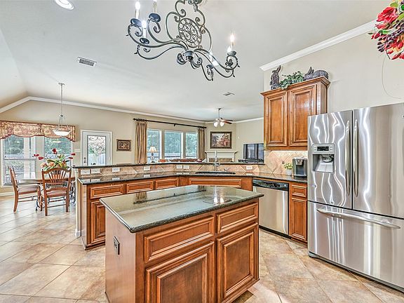 4th image of 2427 Pioneer Oaks Dr