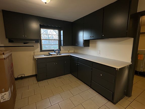 4th image of 900 W 43rd St