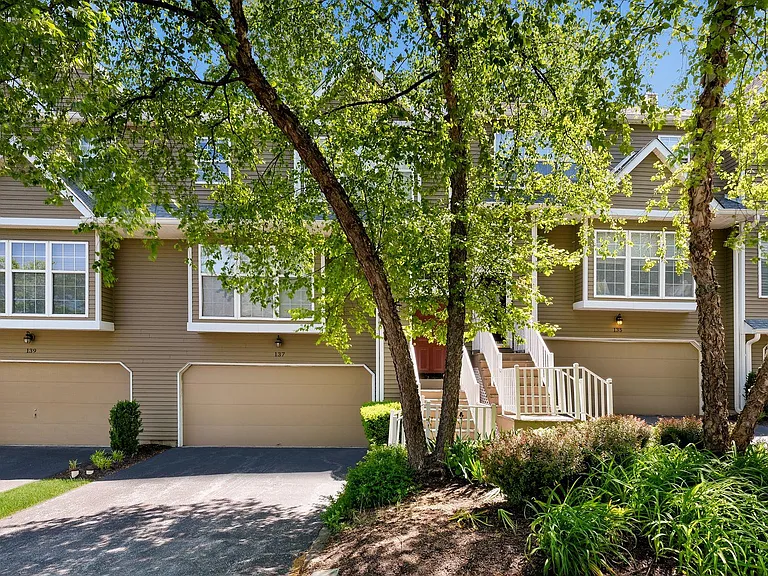 137 Weybridge Dr — Photo 3