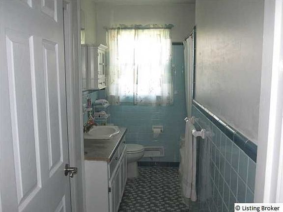 Third bedroom, neutral walls and carpet