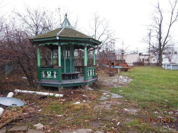 3rd image of 22322 Madison St