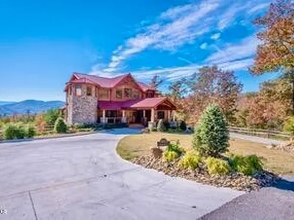 3053 Summit Trails Dr, Sevierville, TN 37862