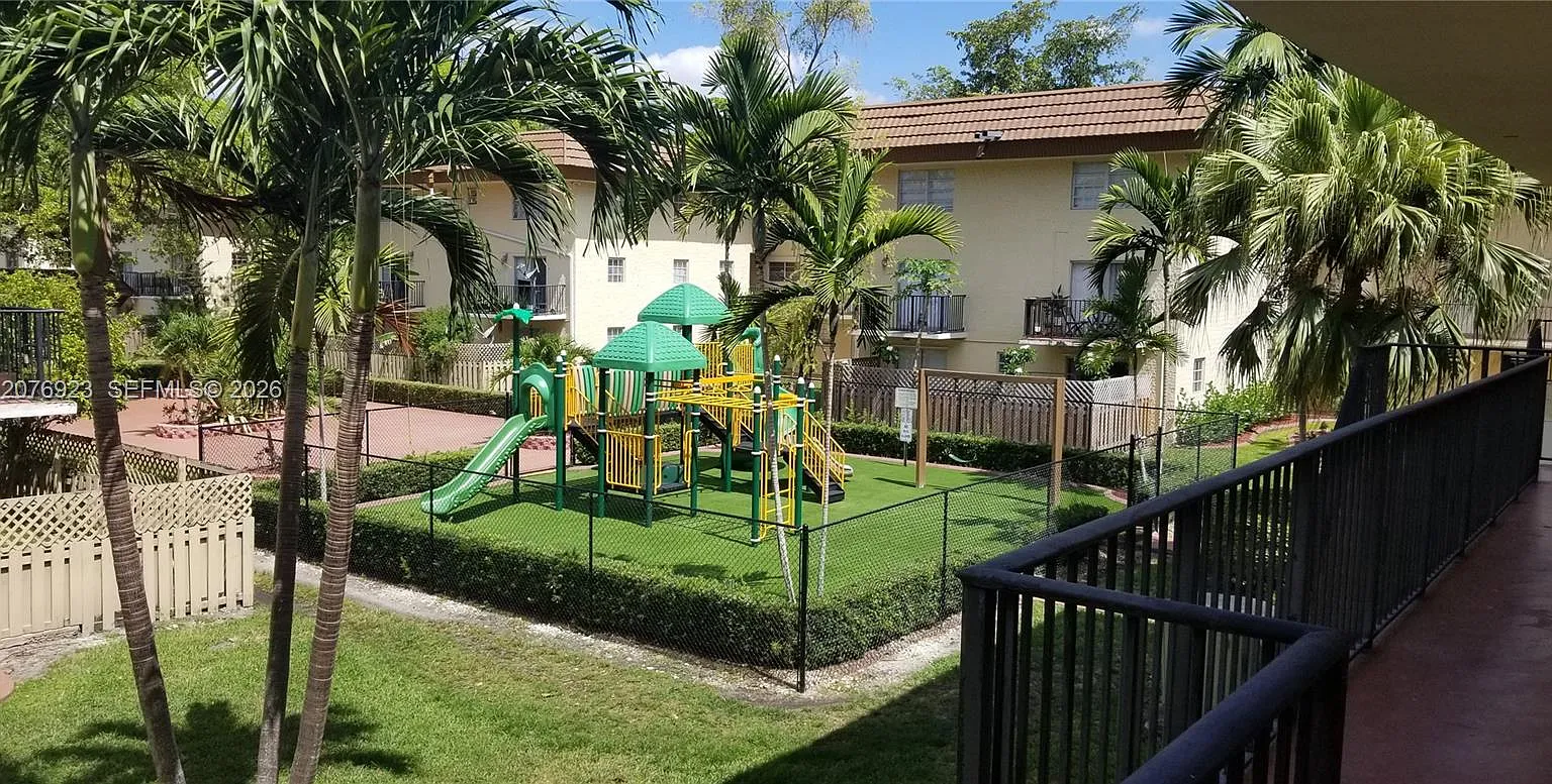 Courtyards At Kendall Con — Photo 2