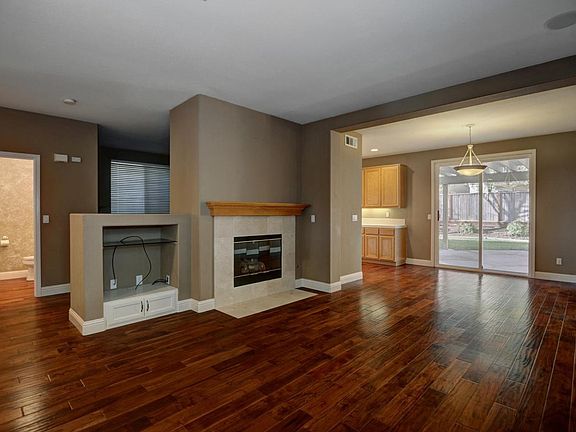 3rd image of 755 Saint James Pl