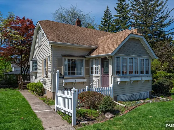 41 Center St, Midland Park, NJ 07432