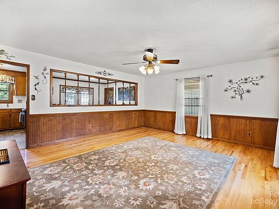 3rd image of 105 Donna Ave
