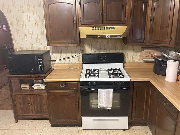 Kitchen view 2 (13' x 13.5'