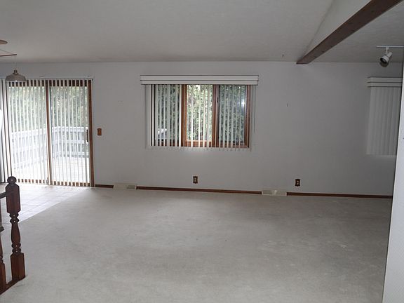 3rd image of 900 Everglade Dr SE