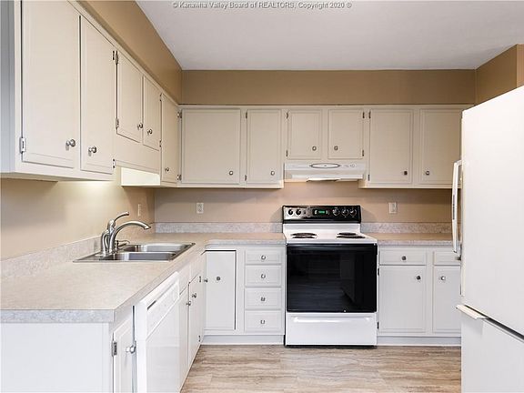3rd image of 1708 Winding Hill Dr