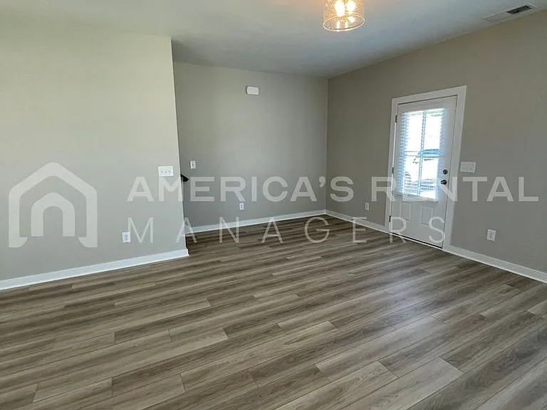 55 Kings Way — Photo 9