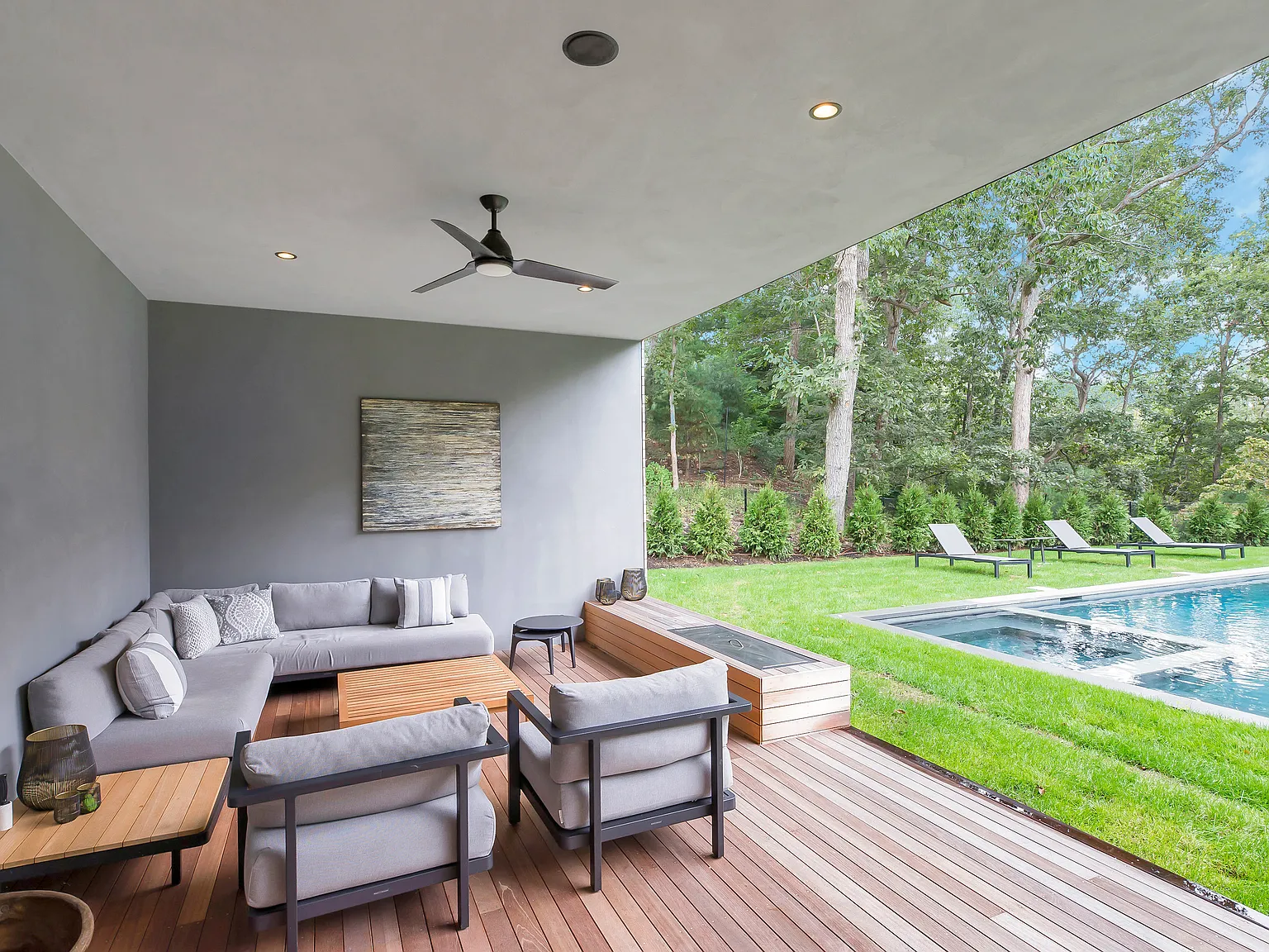 Stunning Modern For Rent — Photo 2