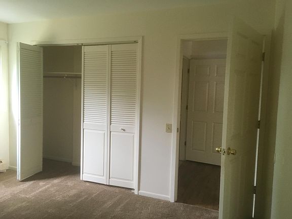 Master Bedroom (12' x 15')