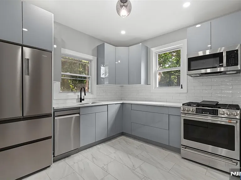 561 Grand Ave — Photo 10
