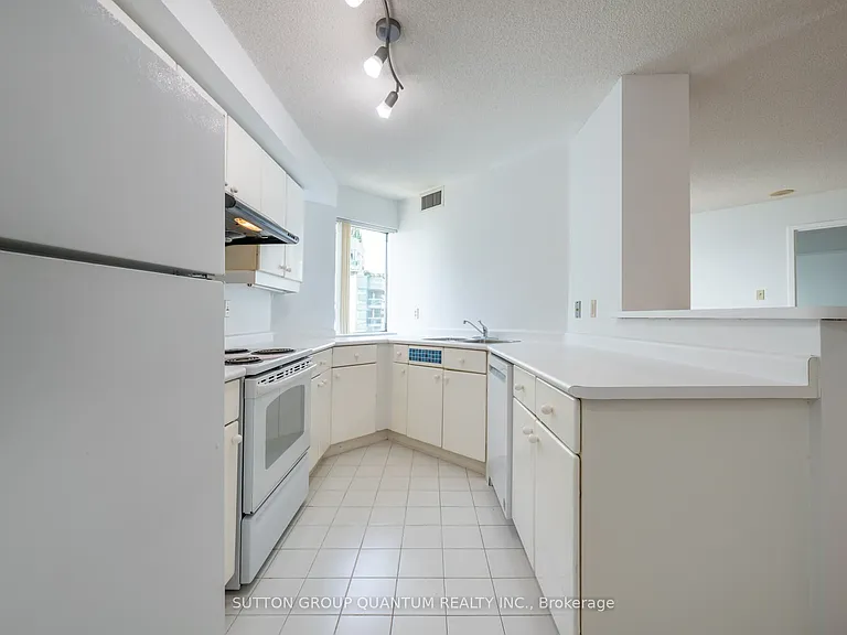 10 Yonge St #2113 — Photo 8