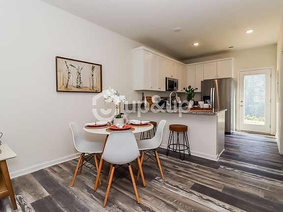 3rd image of 933 Ranchero St