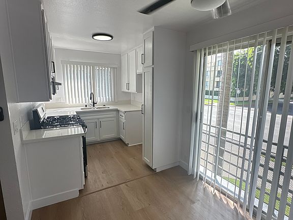 4th image of 12303 Moorpark St APT 101