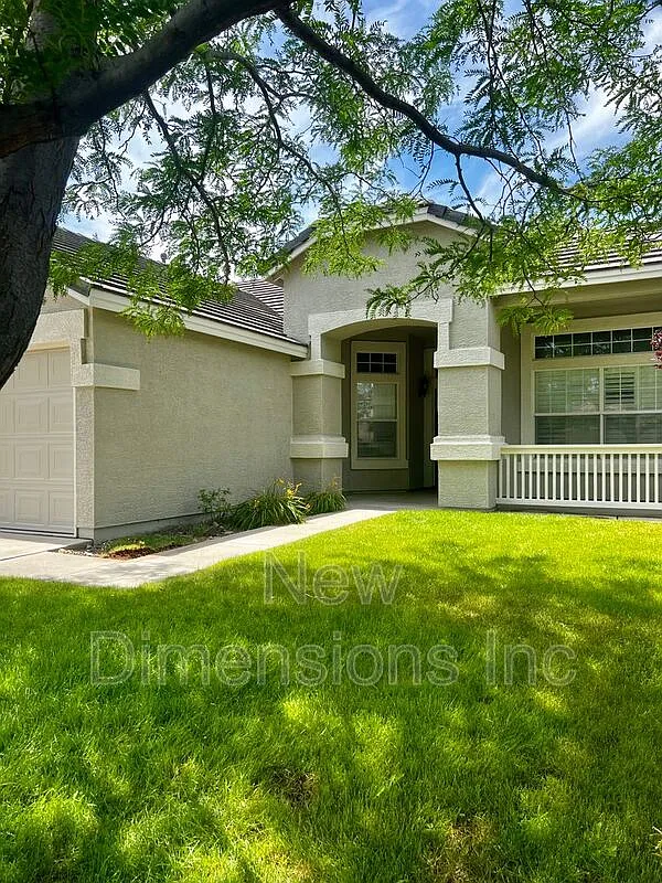 3 bed, 2.0 bath, 1705 sqft, $2,700 — Photo 1