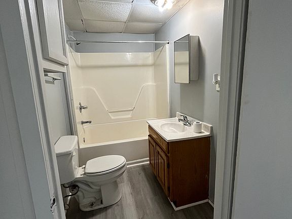 4th image of 2449 Woodbine Ave APT 1