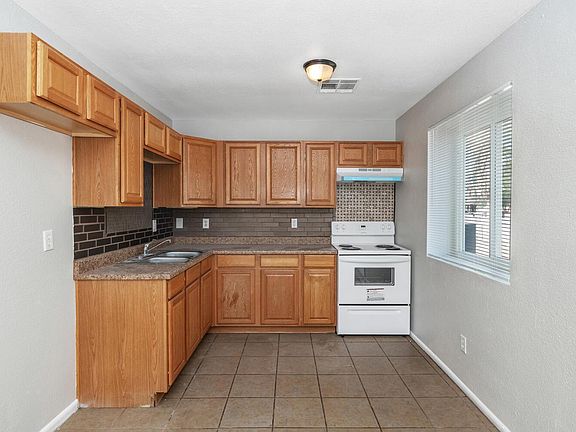 3rd image of 2721 E Southgate Ave