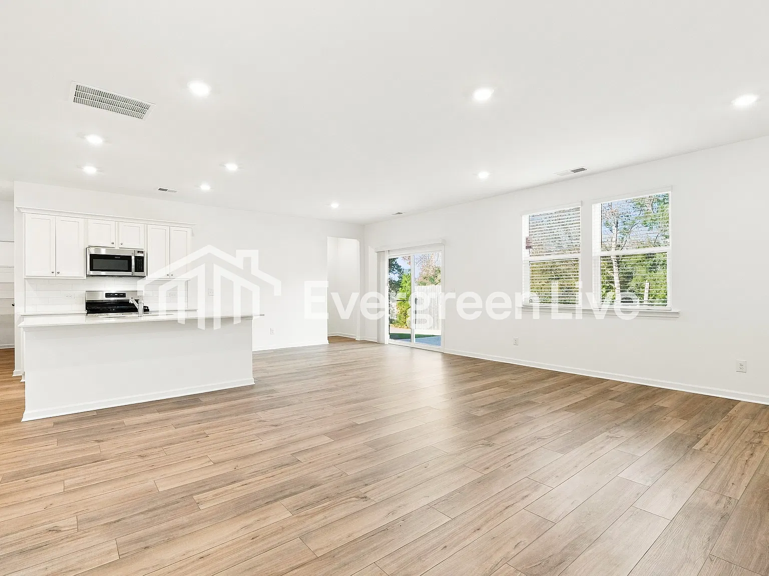 6 bed, 4.0 bath, 3009 sqft, $2,560 — Photo 4
