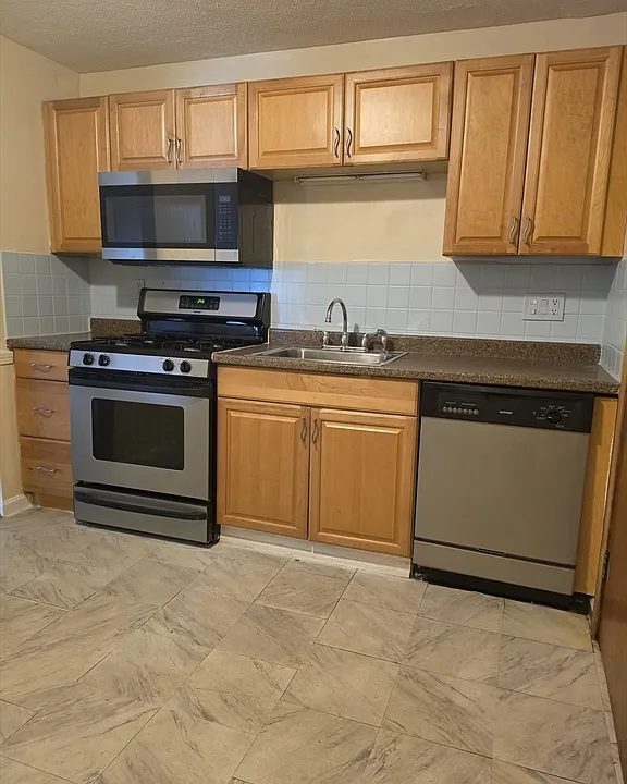70 Mudge St #8