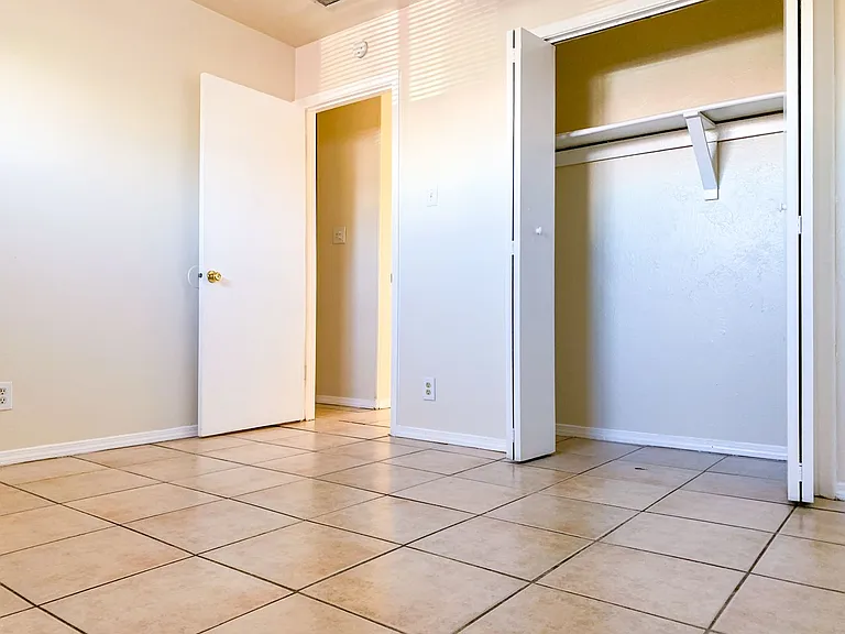 Spacious 2 Bedroom Apartment with Fireplace — Photo 27