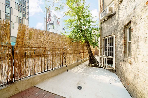 Rented by Douglas Elliman | media 24