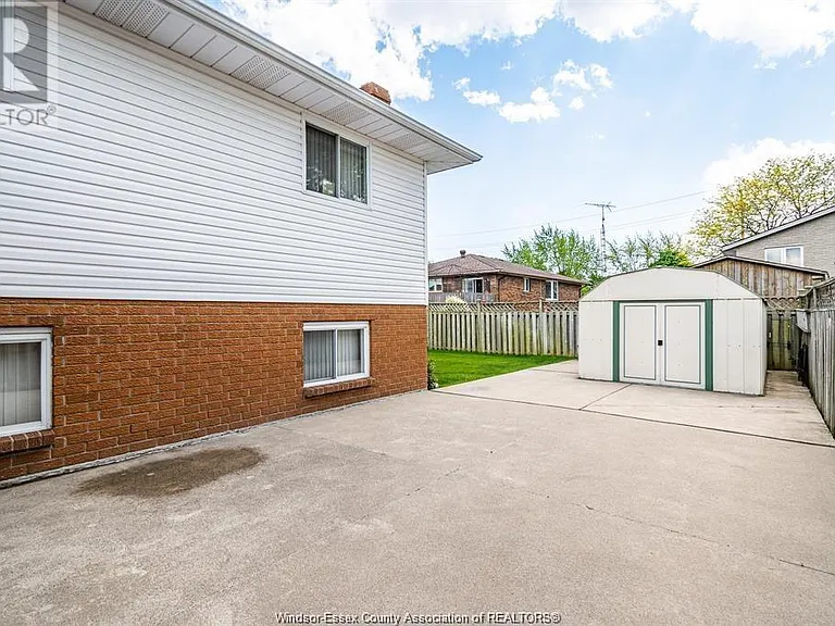 8351 Kingston Cres — Photo 2