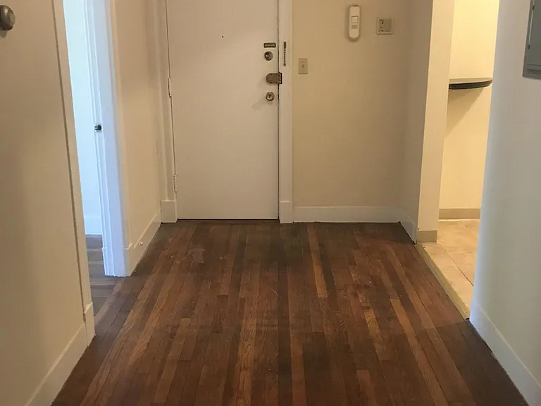 8 Ransom Rd #2 - Foyer