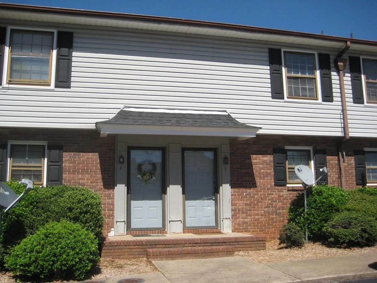 2 bed, 1.5 bath, $750 — Photo 1