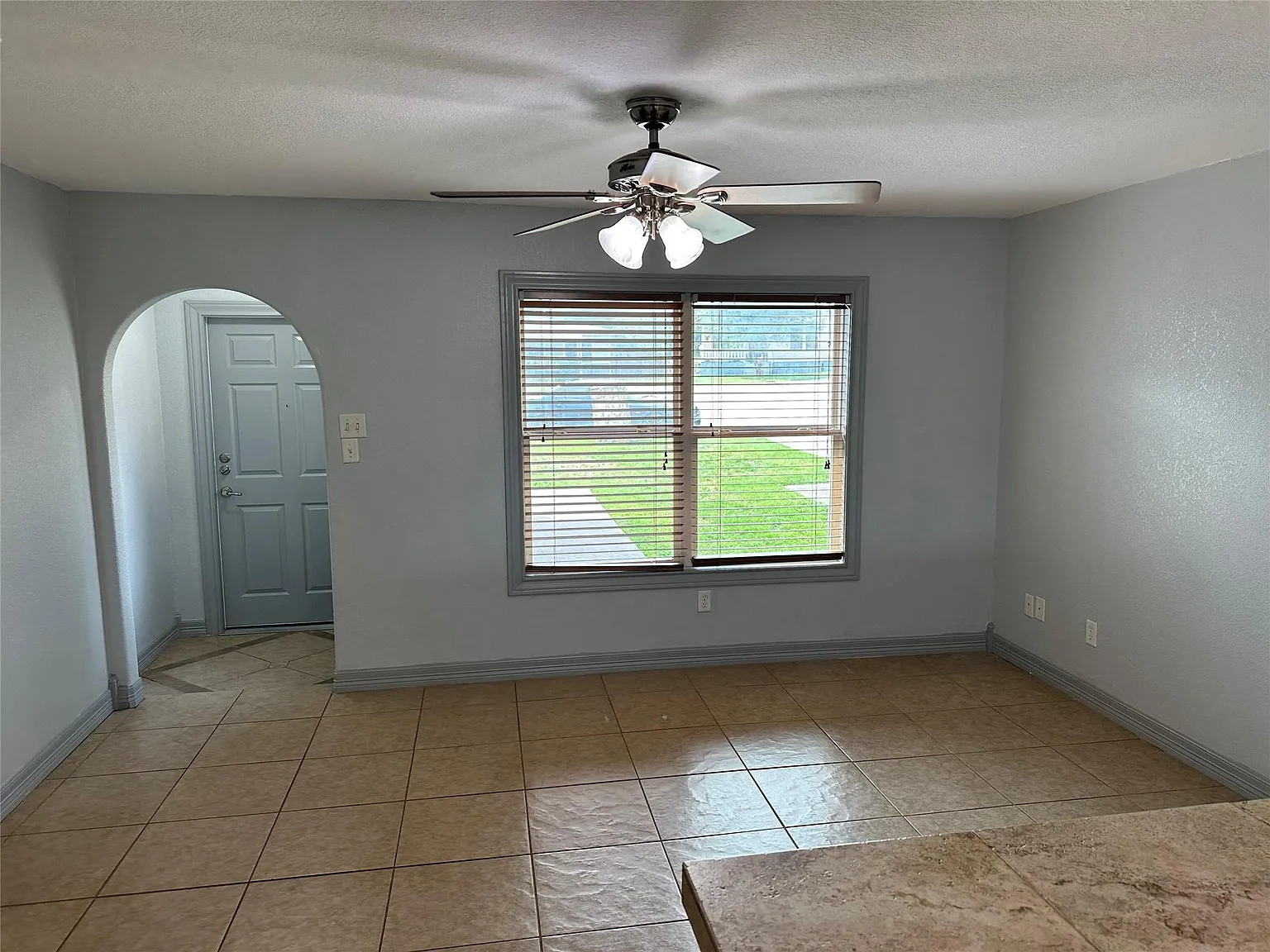 2 bed, 1.0 bath, 1722 sqft, $1,400 — Photo 3