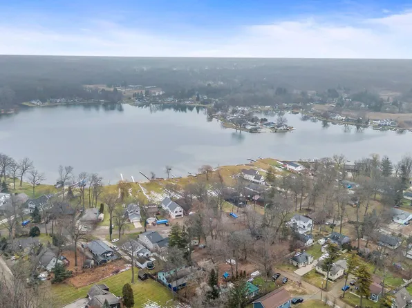 1465 Langfield Ave, White Lake, MI 48386