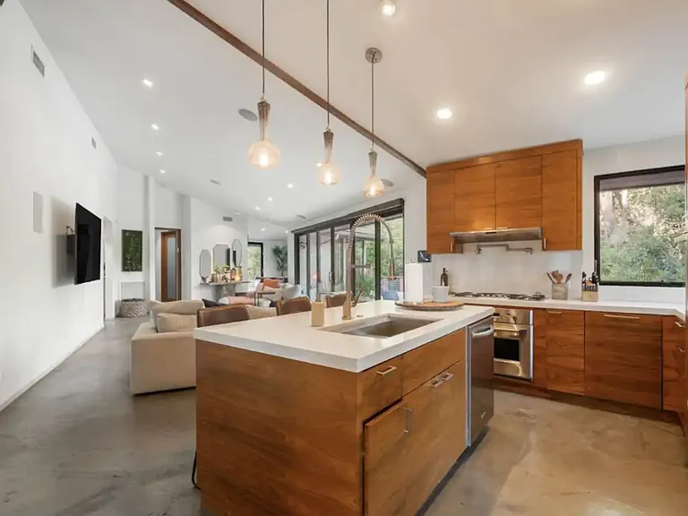3217 Oakley Dr — Photo 3