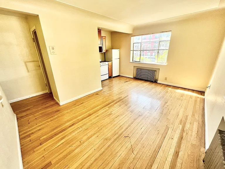 Explore the potential of this sunlit kitchen area, perfect for modern living. Explore the potential of this sunlit kitchen area, perfect for modern living.