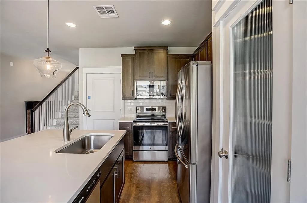 3 bed, 2.5 bath, 1739 sqft, $2,350 — Photo 3