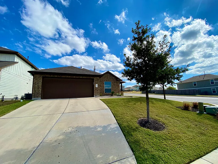 466 Eagle Brook Ln — Photo 2