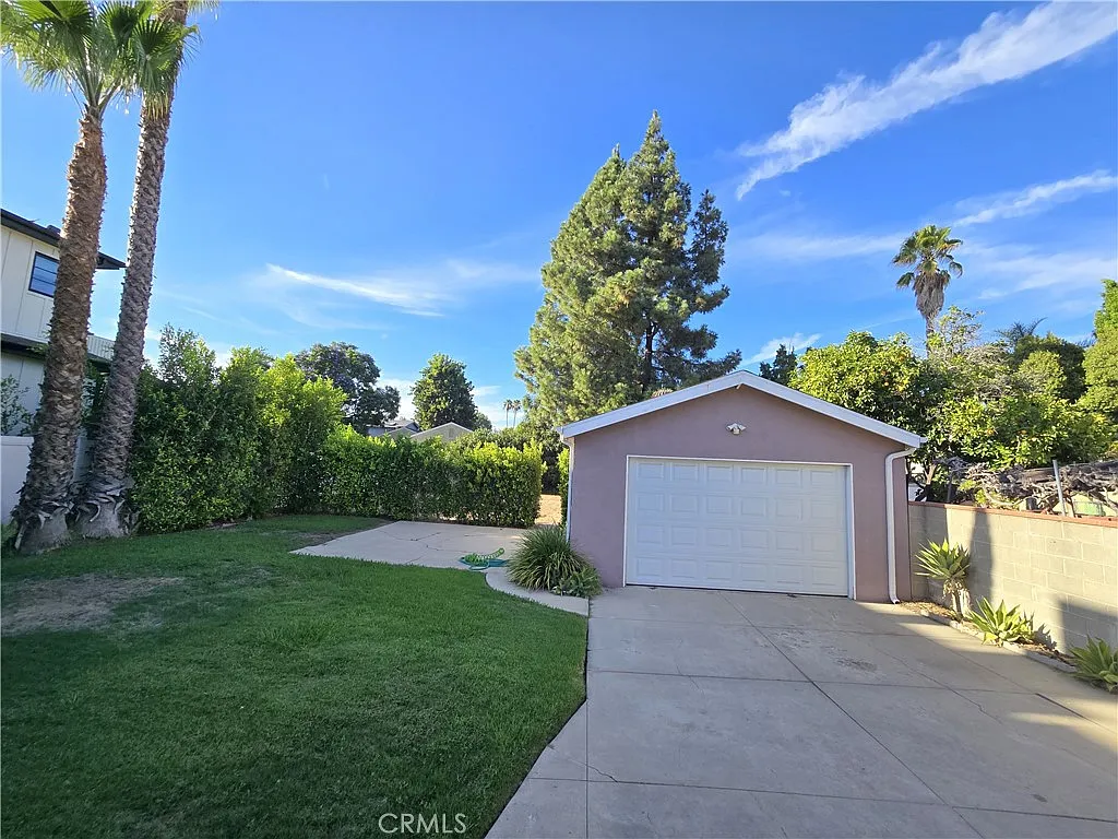 3 bed, 1162 sqft, $3,950 — Photo 3