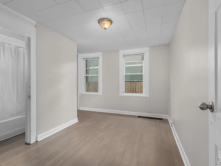 835 Bates St SE — Photo 3