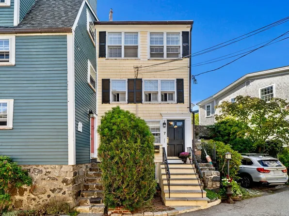 7 Lee St #3, Marblehead, MA 01945