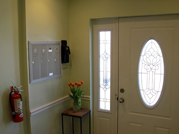 Common entryway/mailboxes