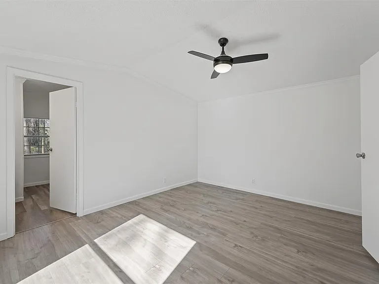 23239 Lakeside Dr — Photo 10