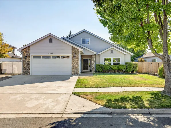 2033 Fallen Leaf Dr, Medford, OR 97501