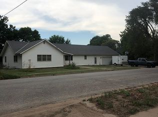 208 E Walnut St, Protection, KS 67127