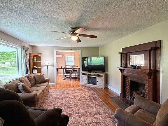 4th image of 819 Summerville Rd