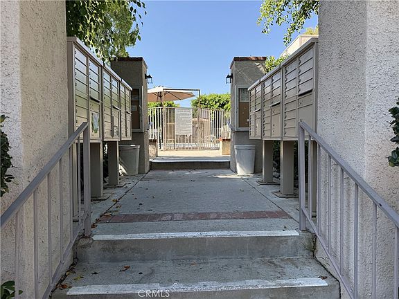3rd image of 15221 Magnolia Blvd E