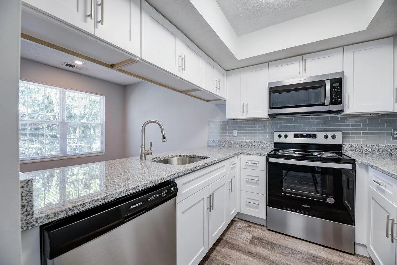 Wexford Lakes Apartments and Townhomes — Photo 1